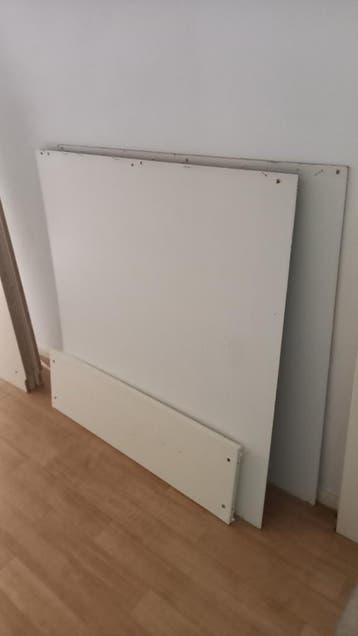 Boeken kast wit uit elkaar gehaald. Spijkertjes en pluggen z