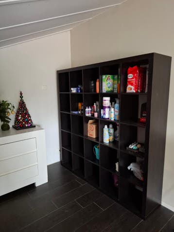 Gratis vakkenkast van ikea. Zwart.