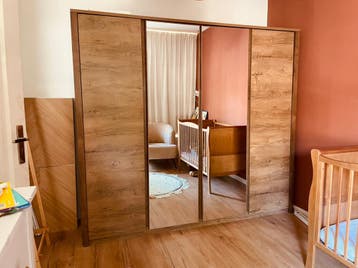 Mooie hout-look kledingkast