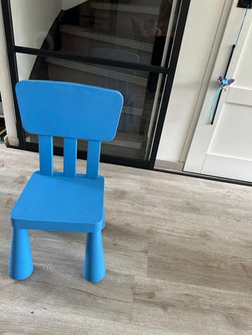 Blauwe kinderstoel - stevig en compact gratis!