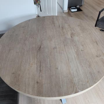 Gratis ronde eettafel met gebruikssporen en 4 stoelen