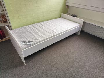 Eenpersoonsbed met lattenbodem en matras