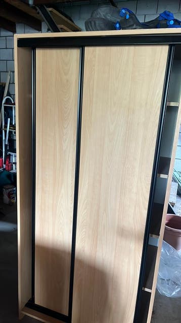 Kledingkast met schuifdeuren en planken