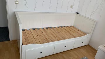 İkea bed , bovenkanten beetje krassen zoals je ziet.