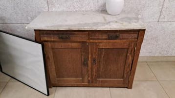 Antieke kast met marmeren blad