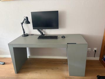 Modern grijs computerbureau met opbergruimte