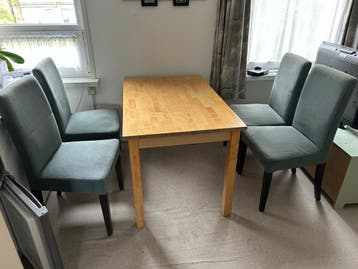 Gratis in Hoogkerk: Eettafel met 4 stoelen - Hout en stof