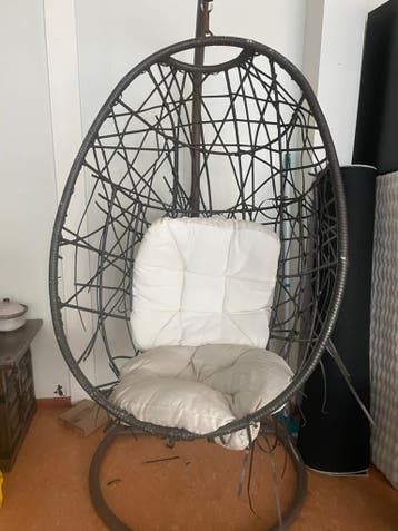 Hangstoel Ei met beschadiging - opknapper