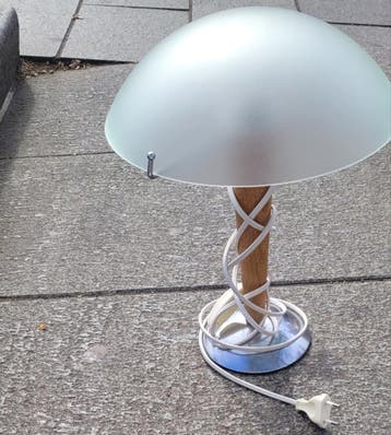 Stijlvolle bureau-/tafellamp met glazen kap en houten voet