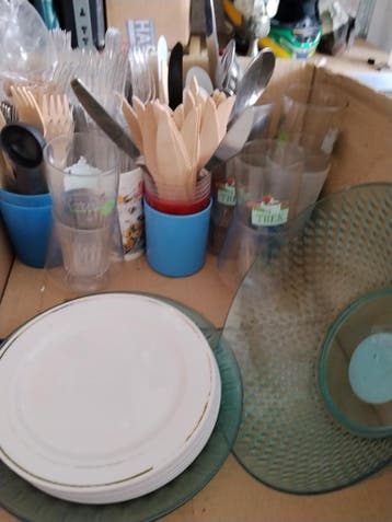 Diverse servies en bestek voor feestjes of camperen