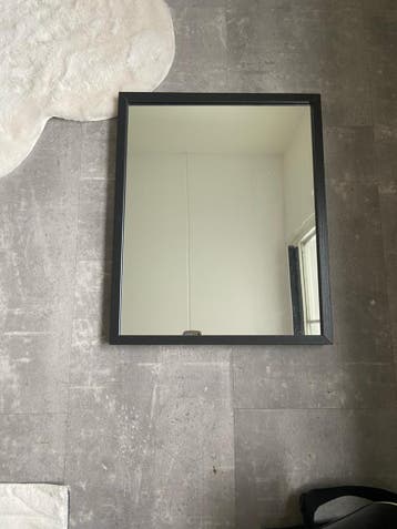 GRATIS - Stijlvolle spiegel met zwarte lijst - 53x44 cm
