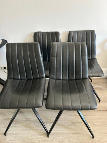 4 eetkamerstoelen - GRATIS