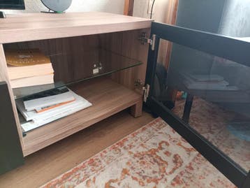 Gratis TV-meubel met glazen deuren(iets verzakt)
