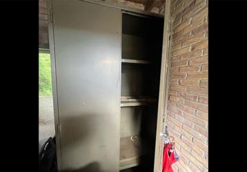 Gratis af te halen: Stevige ijzeren kast met planken