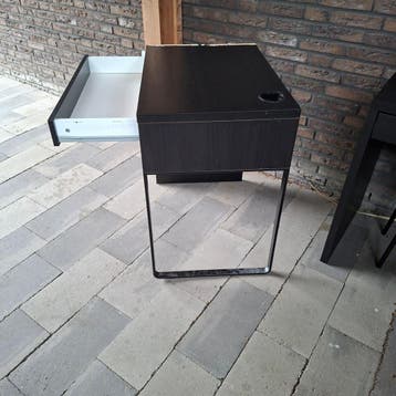 2 x ikea (kinder) bureau + 1 krukje (gratis)