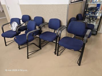 8 blauwe kantoorstoelen gratis af te halen in Schiedam