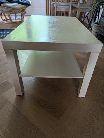 Lichte houten salontafel met opbergplank