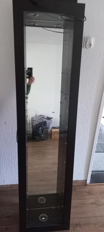 Mooie vitrinekast zwart hout met spiegelwand.