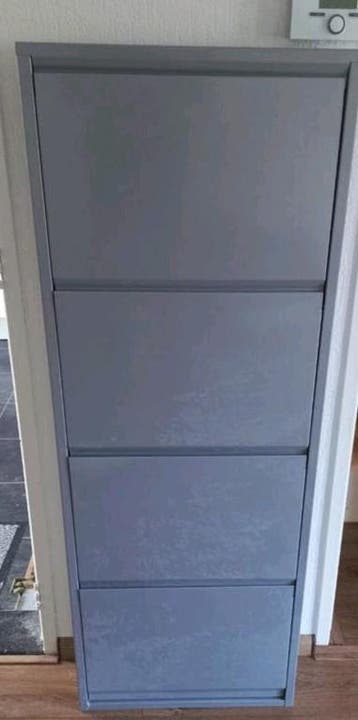 Grijs metalen schoenenkast voor 8 paar schoenen.