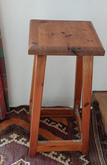 Houten krukje / bijzettafel gratis