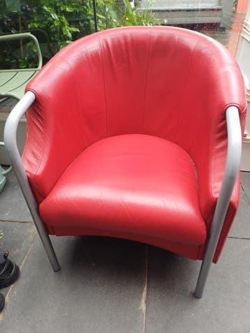 Gratis: 2 rood leren stoeltjes