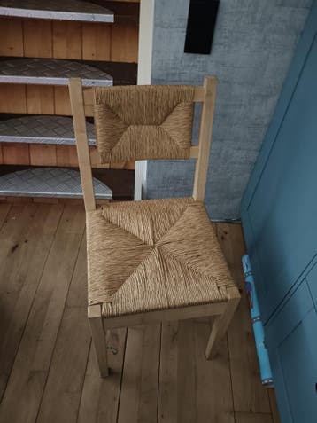 2 rieten houten stoelen