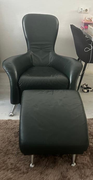Gratis donker groene leren fauteuil met voetenbank