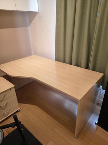 Groot houten bureau