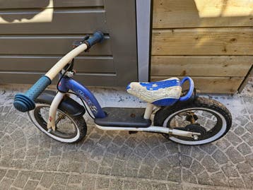Peuterfietsje met lekke achterband