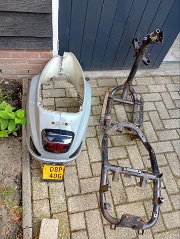 Xinix scooter frame met kenteken