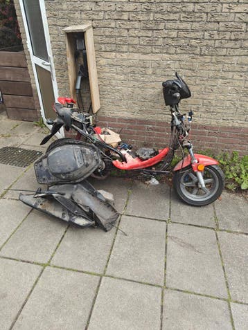Gedeeltelijk gedemonteerde Chinese scooter Cpi JR