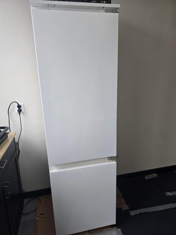 Gratis werkende inbouwkoelkast met vriesvak - 178x54x54cm