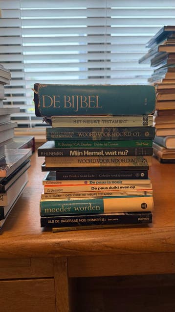+/- 60 religieuze boeken, waaronder Bijbels en theologie