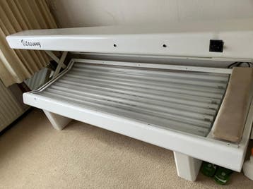 Dubbele zonnebruiner met gezichtsbruiner.
