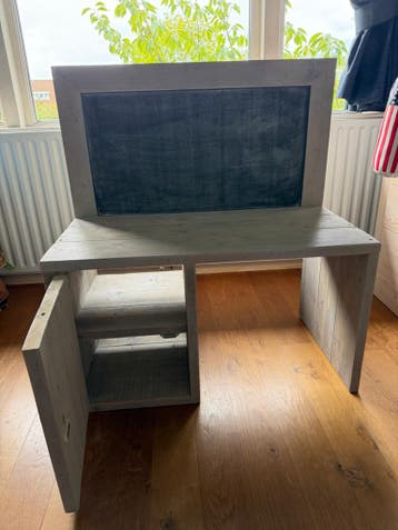 Kinderbureau met krijtbord en opbergruimte