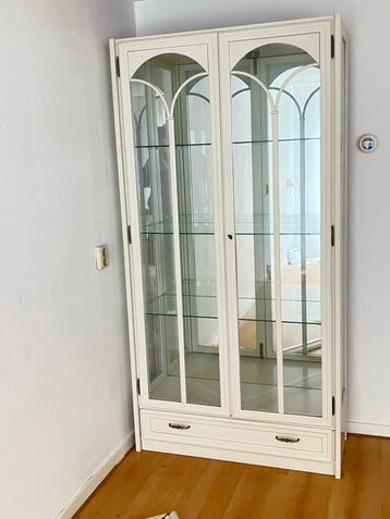 GRATIS Witte vitrinekast met glazen deuren en planken