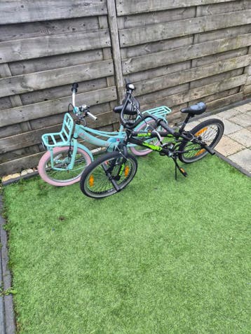 Twee kinderfietsen: Roze meisjesfiets & Zwarte jongensfiets