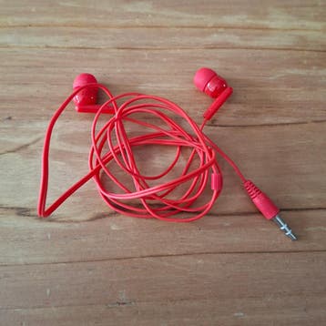 Rode oortjes met 3.5 mm jack aansluiting