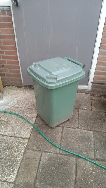 Groene vuilnisbak op wieltjes - tuinafval/restafval