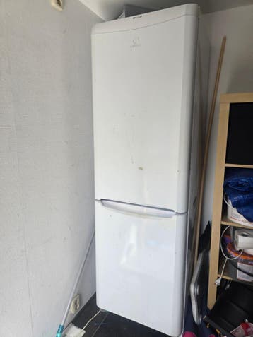 Gratis oud ijzer. Koelkast.