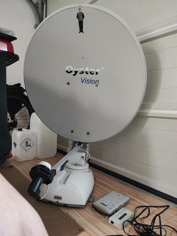 satelietschotel 82 cm. Oyster Vision