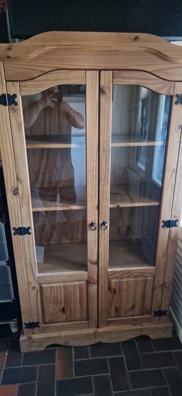Gratis af te halen: Houten vitrinekast met glazen deuren