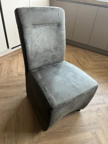 GRATIS : 4 stuks grijze eetkamerstoel op wieltjes
