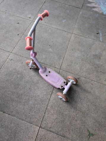 Gratis Roze kinderstep met 3 wielen, flink gebruikt
