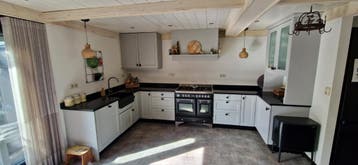 Landelijke keuken met massief houten deurtjes