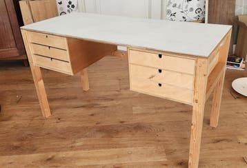 Praktisch bureau met 6 lades