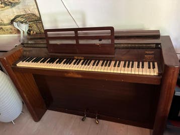 Mini piano, klinkt goed! Wel even afstoffen!