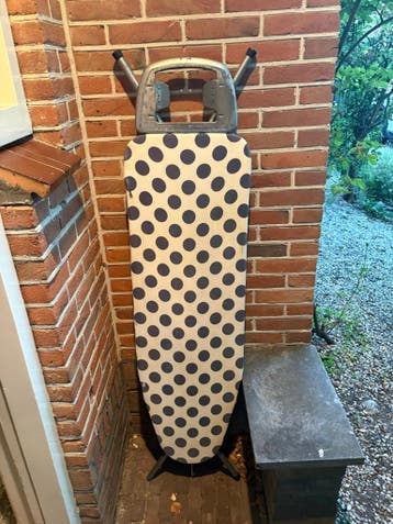 Gratis ophalen - Strijkplank (Hema) met stippenpatroon