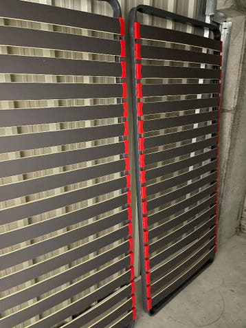 Gratis 2 stalen bedframes 90x200