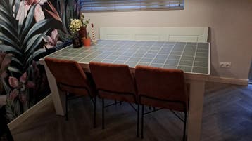 Eettafel met tegels